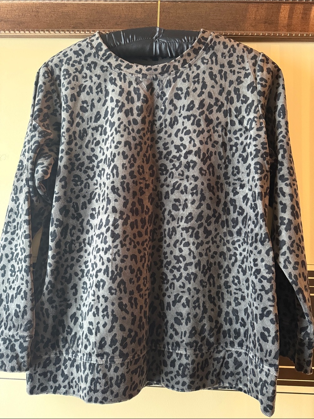 Karen Scott Leopard-Print Crewneck velour Sweatshirt - Gray & Black